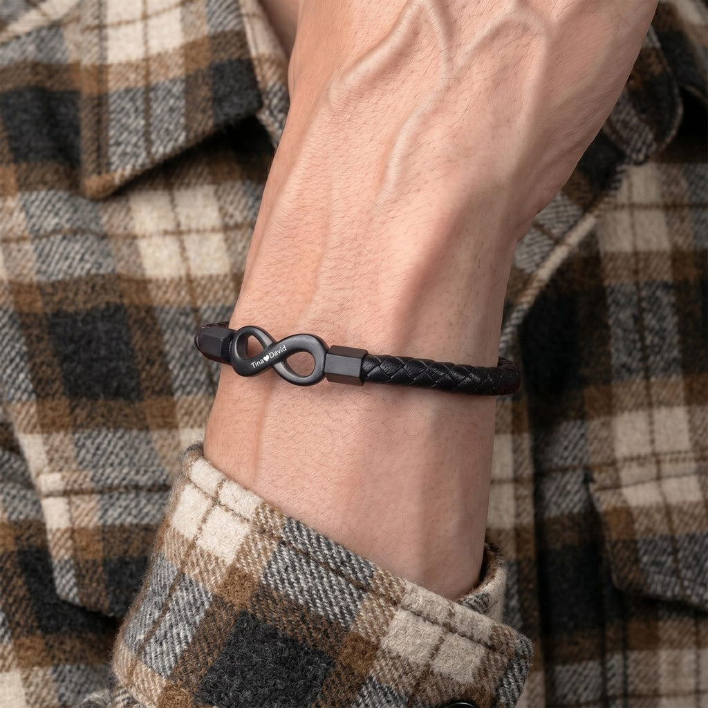 Bracelet en cuir noir porté au poignet