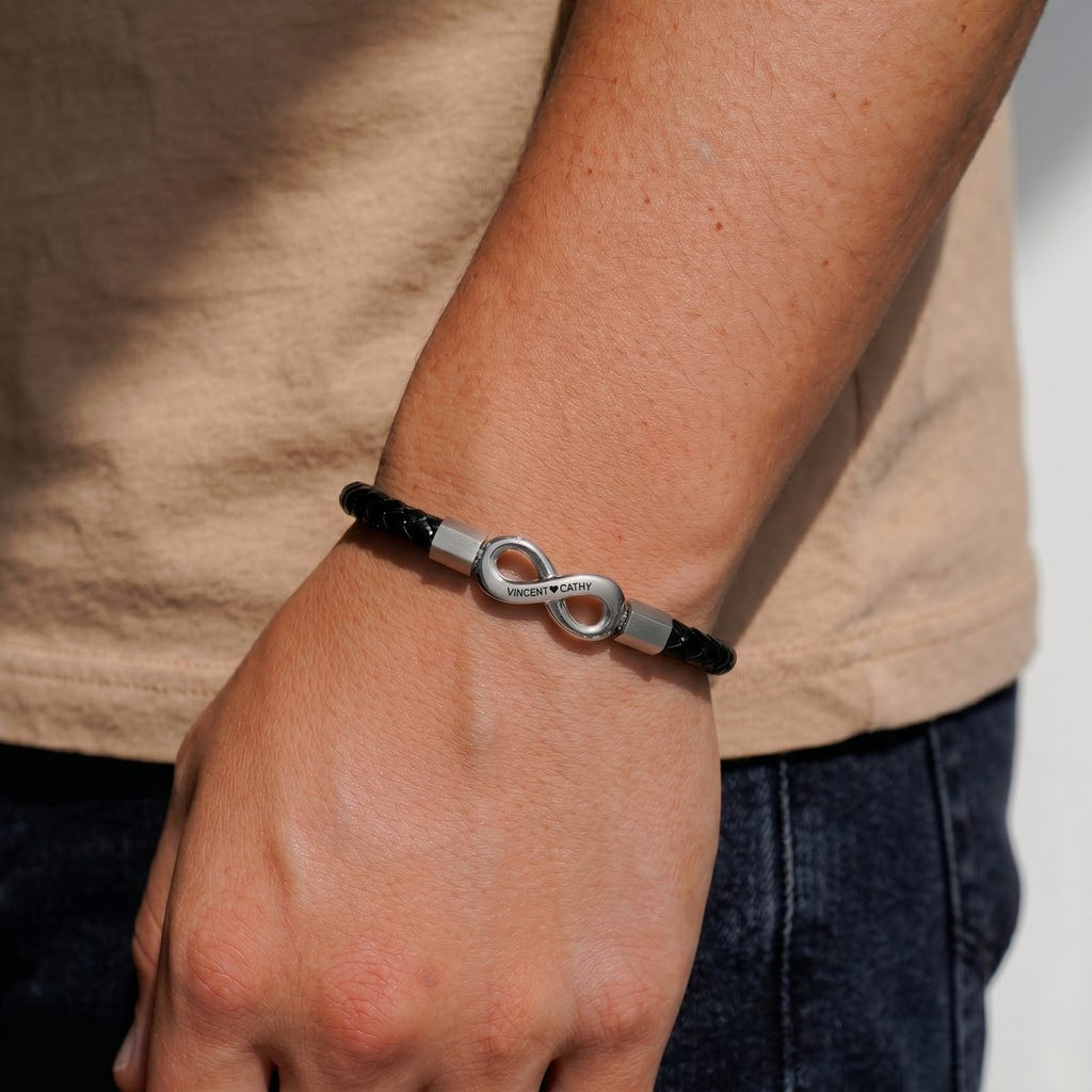 Bracelet infini finition argent porté au poignet