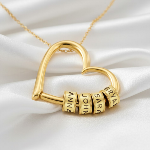 Collier cœur avec breloques prénoms, porté